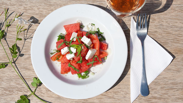 Tomaten &amp; Wassermelonen Salat mit Feta Käse und Minze. | Radio Kreta