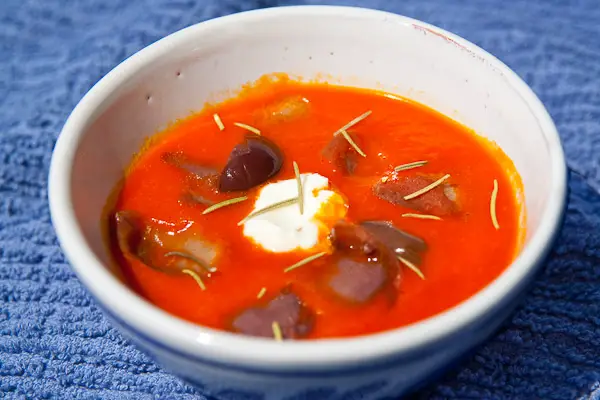 Rote Paprika Suppe mit Oliven und Joghurt - tobias kocht!