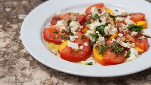 Tomaten-Pfirsich Salat