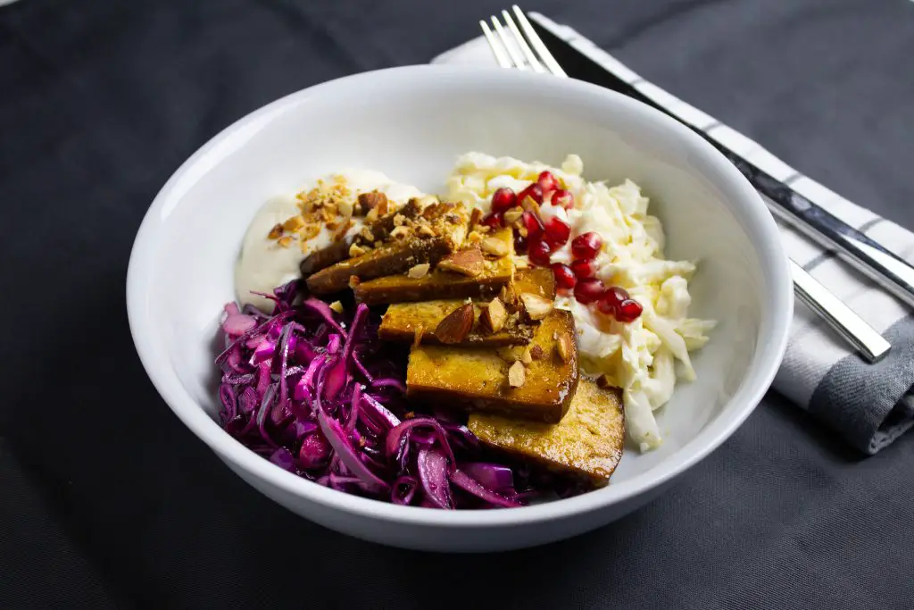 Vegane Bowl mit Kraut und Tofu